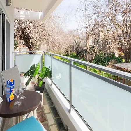 Eln's Sunlit Апартаменти