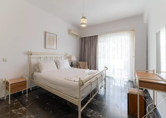 Eln's Sunlit Rhodes City